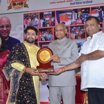 1-1-4 Renowned Vastu Consultant Parduman Suri Honored with Best Vastu Consultant of India Award by Governor of Maharashtra