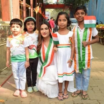 Actress Ruchi Gujjar Celebrates Republic Day with Children, Distributes Books under Shreeram Janhit kalyan Foundation
