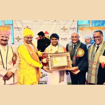HH Shri Rajrajeshwar Guruji Receives Bharat Gaurav Award in Paris, France