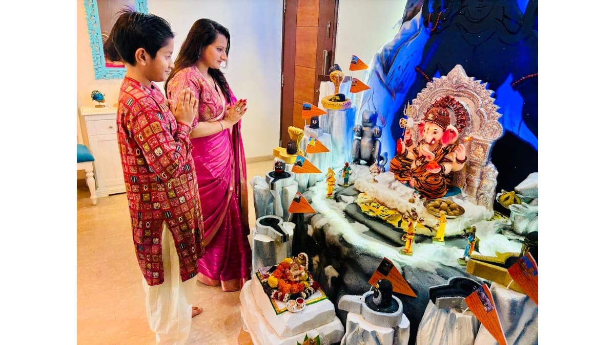 Khyati-Gajivala-Gandhi Gandhi Family Celebrates Maha Ganesh Utsav 2025 with Eco-Friendly ‘Ghar Ka Ganesh’ in Juhu, Mumbai