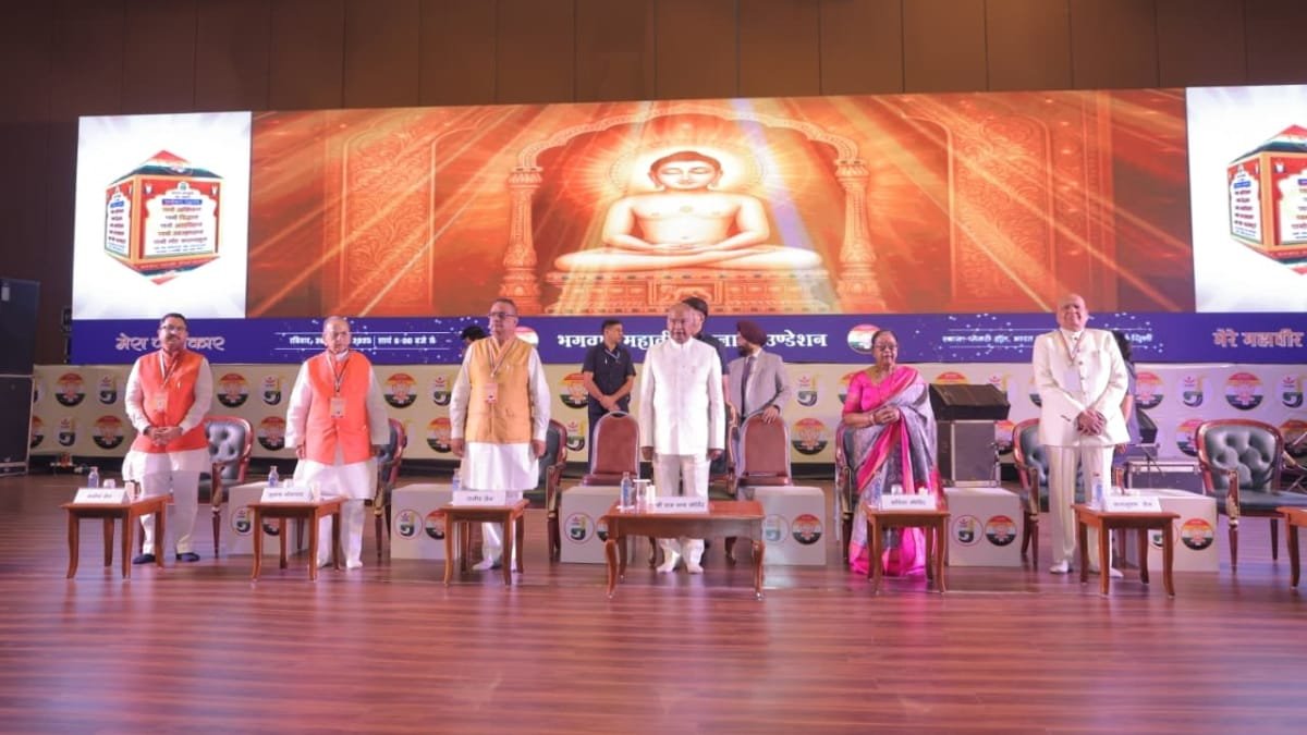 PNN-1-17 For the First Time in History — Former President Ram Nath Kovind and Family Chant the ‘Namokar Mantra’ Together in a Video Film