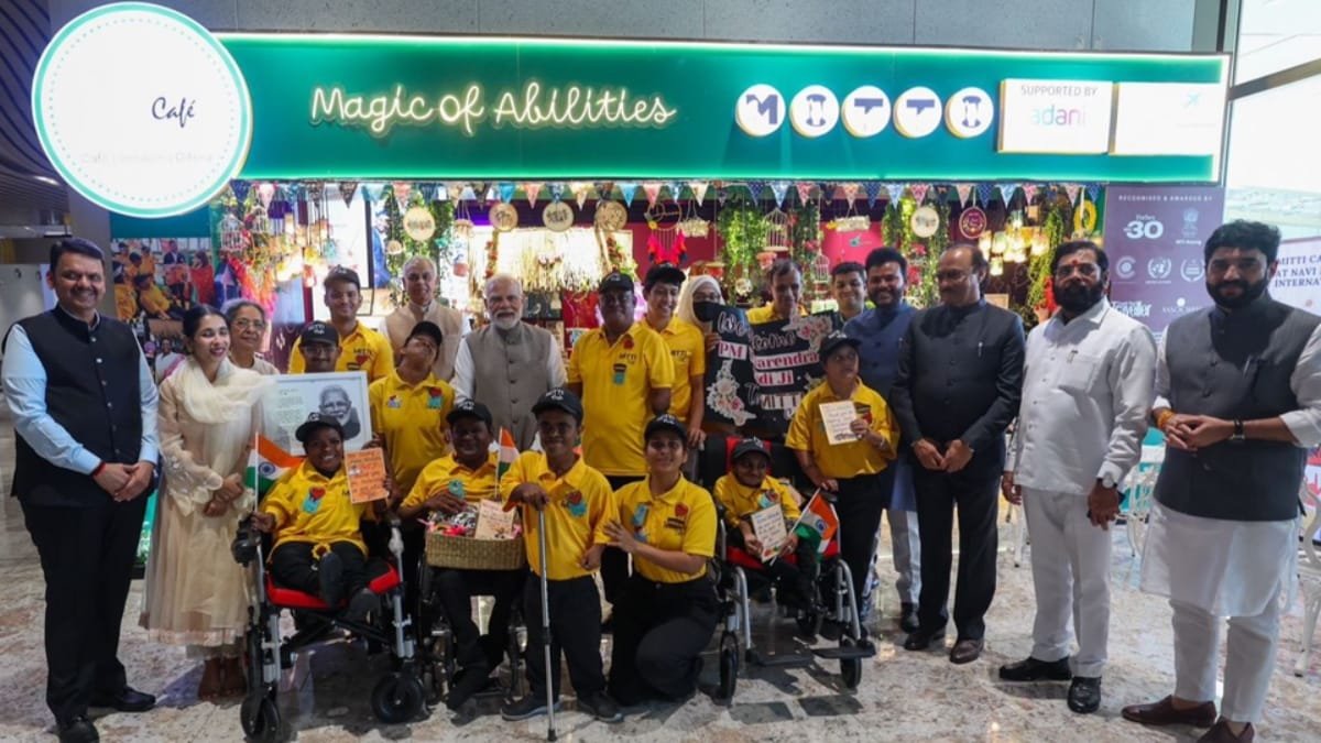 PNN-2-2 Prime Minister Narendra Modi Visits Mitti Café at Adani’s Navi Mumbai International Airport (NMIA), Celebrating Inclusion and Empowerment