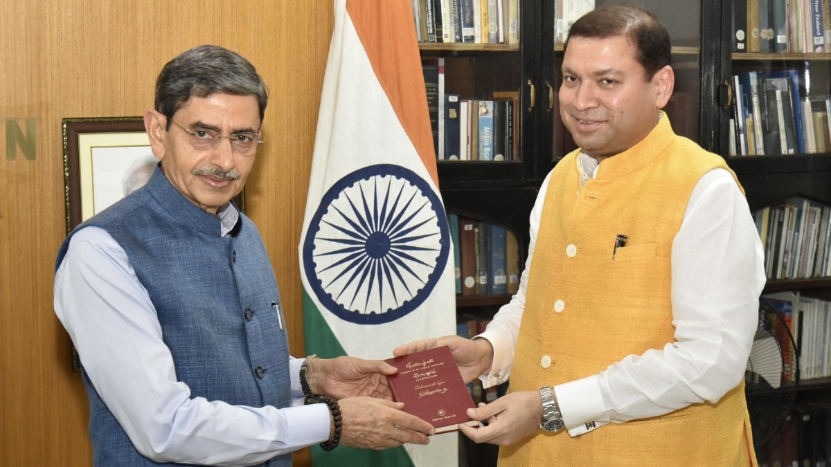 PNN-2-6 Cultural Envoy Sundeep Bhutoria Calls on West Bengal Governor; Presents Handwritten Copy of Tagore’s Gitanjali