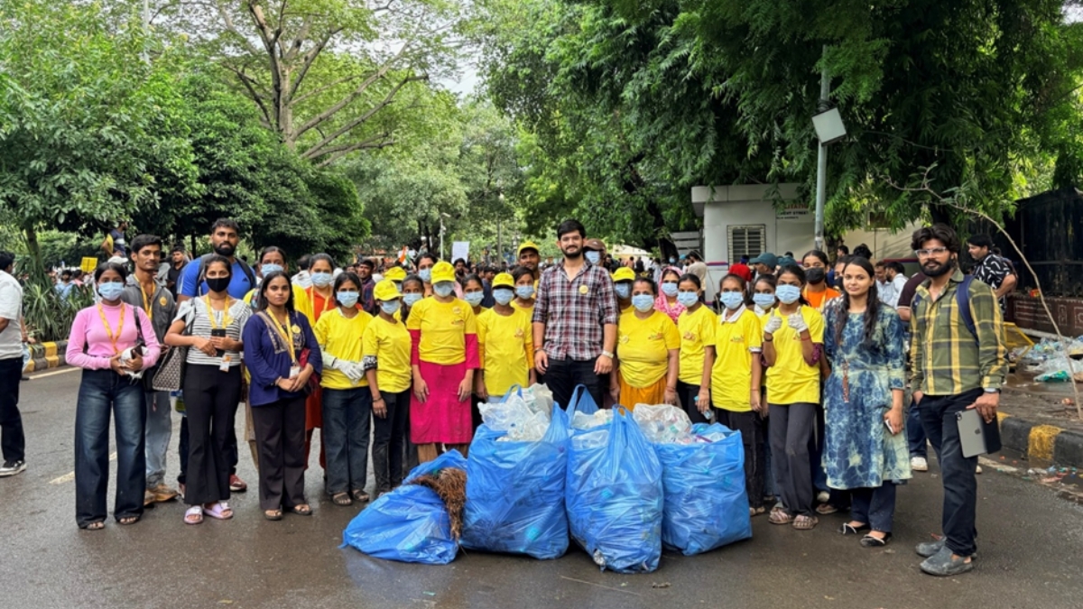 PNN-2026-07-22T151322.326 Maid In India Leads Cleanliness Drive at Delhi Protest Site. Yellow T-Shirts, Blue Bags, One Mission.