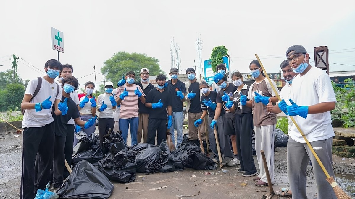 PNN-2026-08-19T163808.900 Parul University Students Lead Cleanliness Drive on Independence Day, Turning Youth Energy into a Call for a Cleaner India