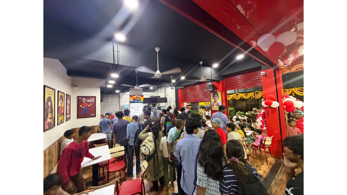 PNN-2-15 Ajay’s Café makes strong Mumbai Debut as 2,500 Customers turn up on Opening Day