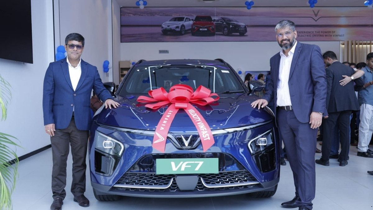 download-11 Velocity Fintrust Opens India’s Largest VinFast Showroom in Noida, Unveils VF 6 & VF 7 on World EV Day